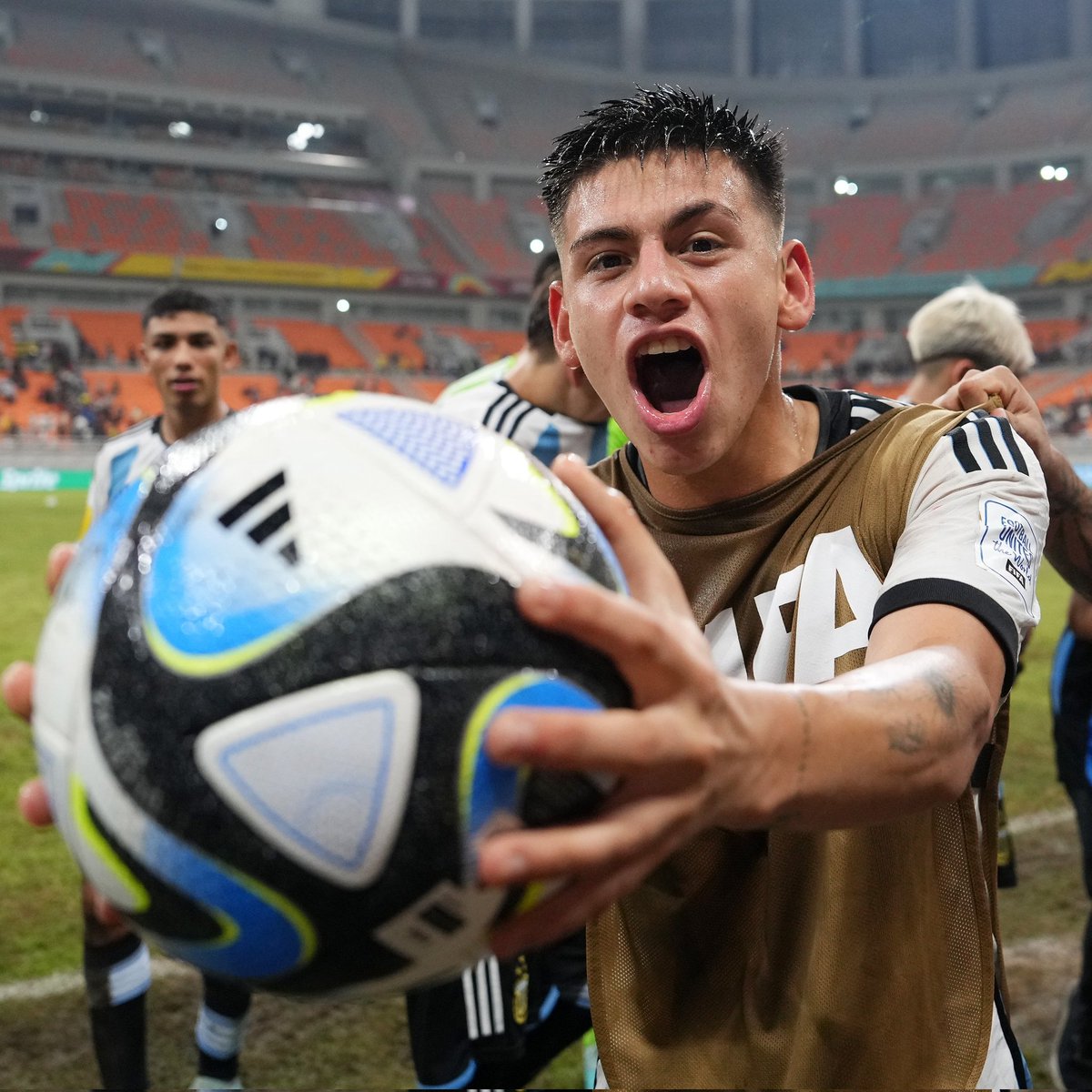 Ven esta pelota, boluditos? Se la lleva al casa por HACERLE TRES GOLES A BRASIL en UN MUNDIAL, no por pararse arriba, un abrazo.