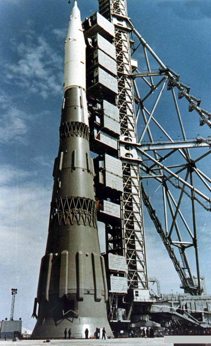 KYKYPY3A_B's tweet photo. Кстати, 23 ноября 1972 года, то есть в этот день 51 год назад, состоялся четвёртый и последний полёт советской сверхтяжёлой ракеты Н-1. На этом попытки в пилотируемую лунную программу завершились. 

Стоит сказать, что авария произошла почти на 107 секунде полёта и на высоте 40км, то есть за 7 секунд до отделения первой ступени. Это был самый дальний и долгий полёт Н-1.

Вопреки всему, вокруг этой ракеты существует множество мифов про успех и высокие шансы программы. Но несмотря на все технические прорывы, концептуально и технически она уступала аналогичному Saturn V. А программа была погублена внутренней вознёй и политической драмой, которая преследовала её на протяжении всей жизни. Две оставшихся ракеты утилизировали не от большой любви.

Главный миф, что вот на 5ый полёт точно всё было бы хорошо. К этому заявлению стоит относиться аккуратно, тк использовавшиеся на этой версии ракеты двигатели НК-33, были сохранены и позже использовались на ракете Antares. Взрыв двигателя из того запаса в итоге тоже привел к аварии американской ракеты на старте в 2012 году. После этого НК-33 на западе больше не закупали. Добавлю, что проблемы надёжности преследовали эту серию двигателей (и предыдущую) на протяжении впей жизни. Более того, часть НК-15 даже не походили огневые тесты и проверку перед пуском, что тоже привело к аварии Н-1.