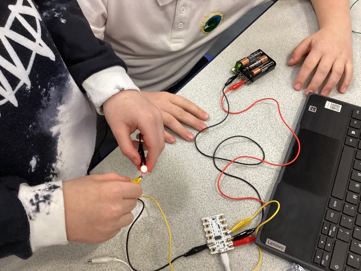 MoorlandsHudds's tweet image. Year 5 have been busy using their programming knowledge to code microcontroller changing the flashing on LEDs #MPScomputing #MPSYear5