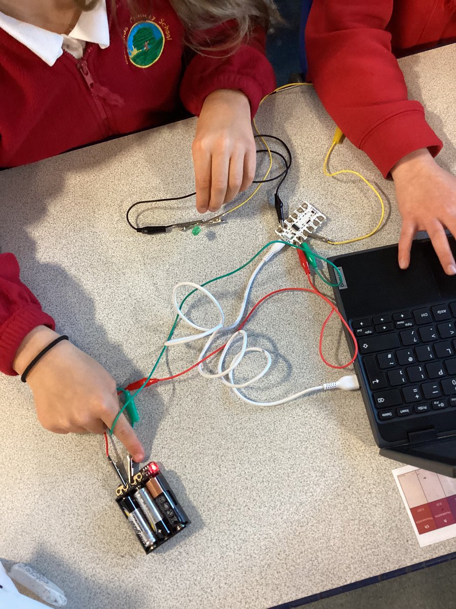 MoorlandsHudds's tweet image. Year 5 have been busy using their programming knowledge to code microcontroller changing the flashing on LEDs #MPScomputing #MPSYear5