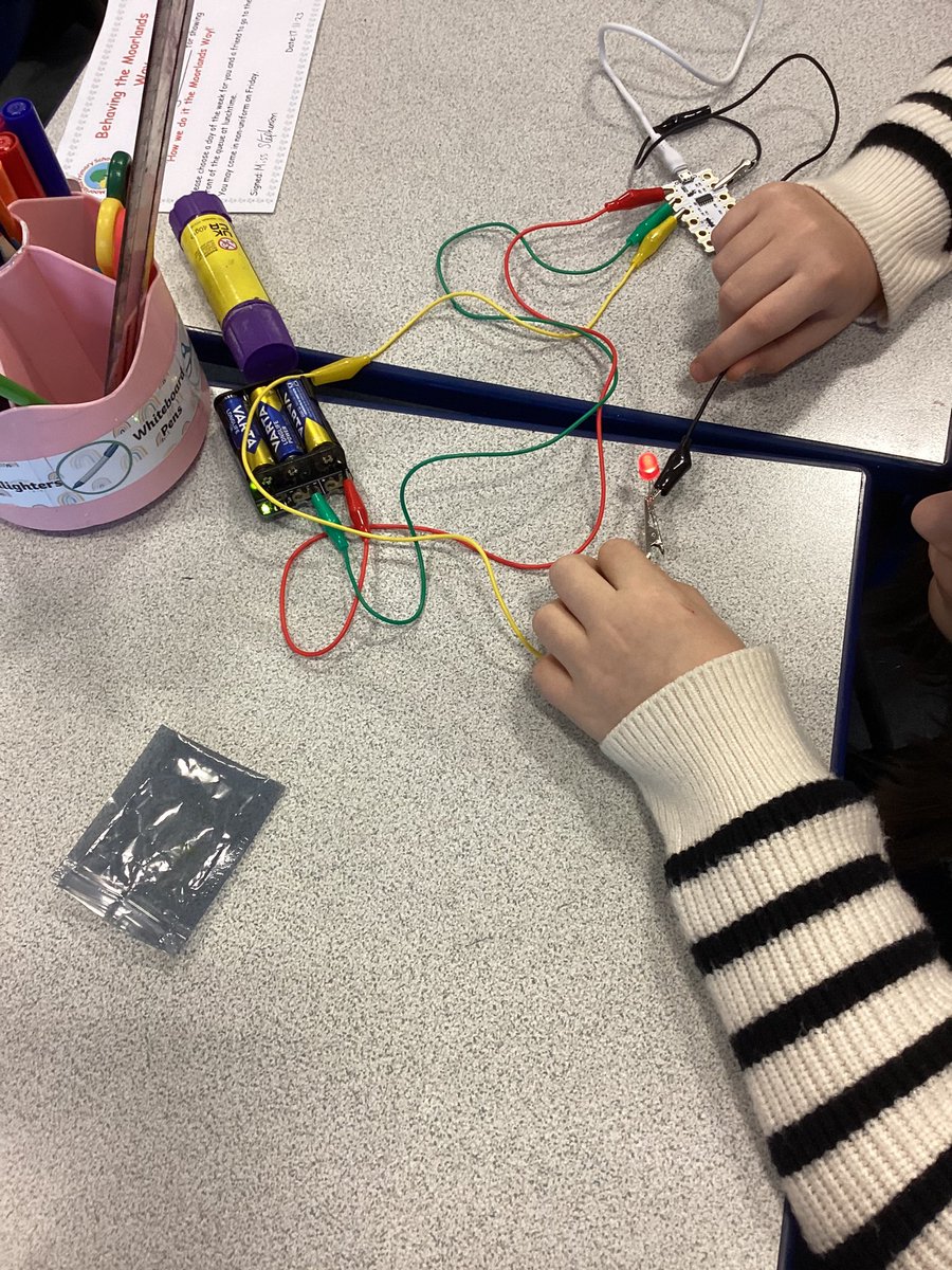 MoorlandsHudds's tweet image. Year 5 have been busy using their programming knowledge to code microcontroller changing the flashing on LEDs #MPScomputing #MPSYear5