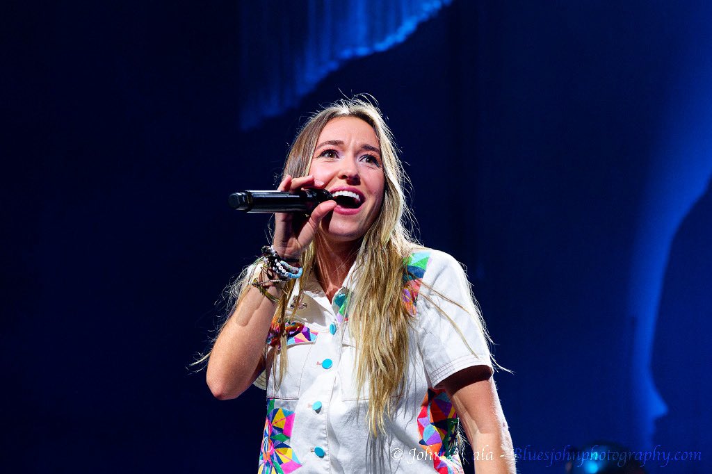 An absolutely brilliant <a href="/Lauren_Daigle/">Lauren Daigle</a> during her <a href="/ModaCenter/">Moda Center @ Rose Quarter</a> performance last week.  📸 up soon <a href="/vrtxmag/">Vortex Music Magazine</a>   #laurendaigle #laurendaigletour