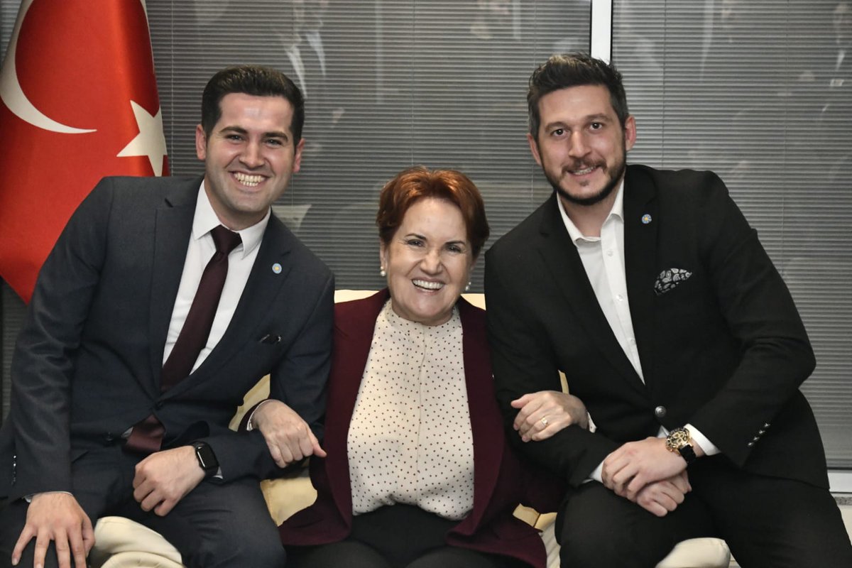 iyigenclik_'s tweet photo. Türkiye'ye edep, haya, ahlak duygusu ile siyaset nasıl yapılır dersi verdiniz, vermeye de devam ediyorsunuz...

En çok sizin öğretmenler gününüz kutlu olsun Sayın Genel Başkanımız☀️ https://t.co/iLBDNFYD0z