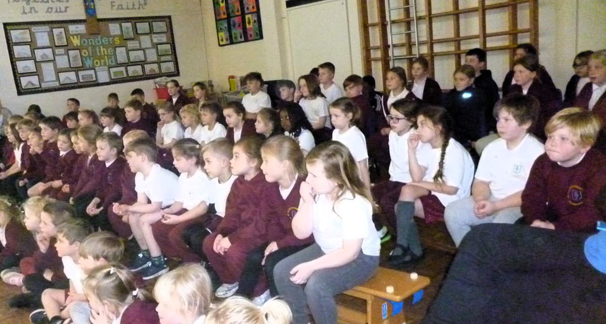 🎭Our children were enthralled today at the performance of 'A Christmas Carol' in the school hall. Thanks to the PTA for funding the opportunity.