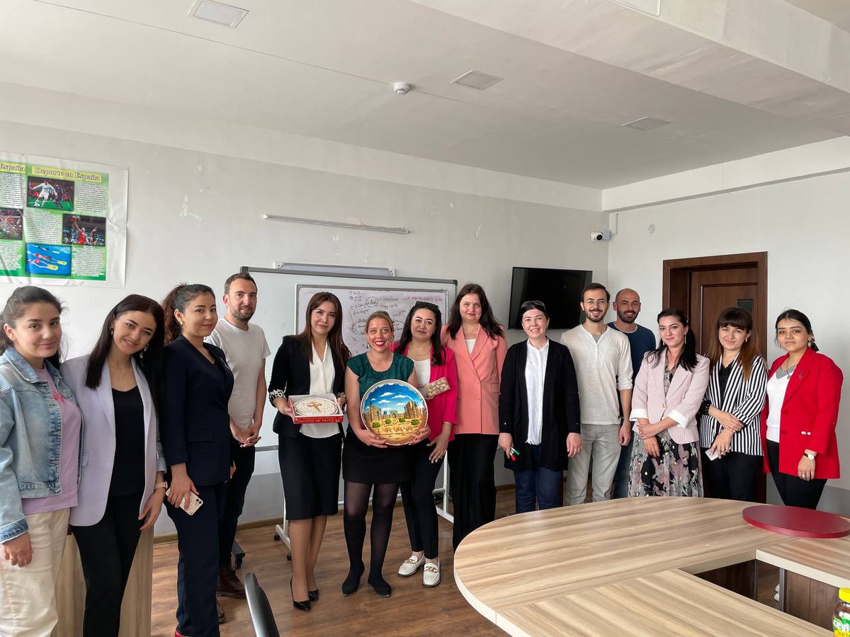 Estoy muy orgullosa de haber logrado sembrar la semilla para que hoy se firme un convenio entre las universidades de Samarcanda y Alicante. 

Desde mi visita allá (foto 3), la donación de libros y las clases, hubo una visita del rector a Alicante (foto 2) y ahora la firma😊 (f1)