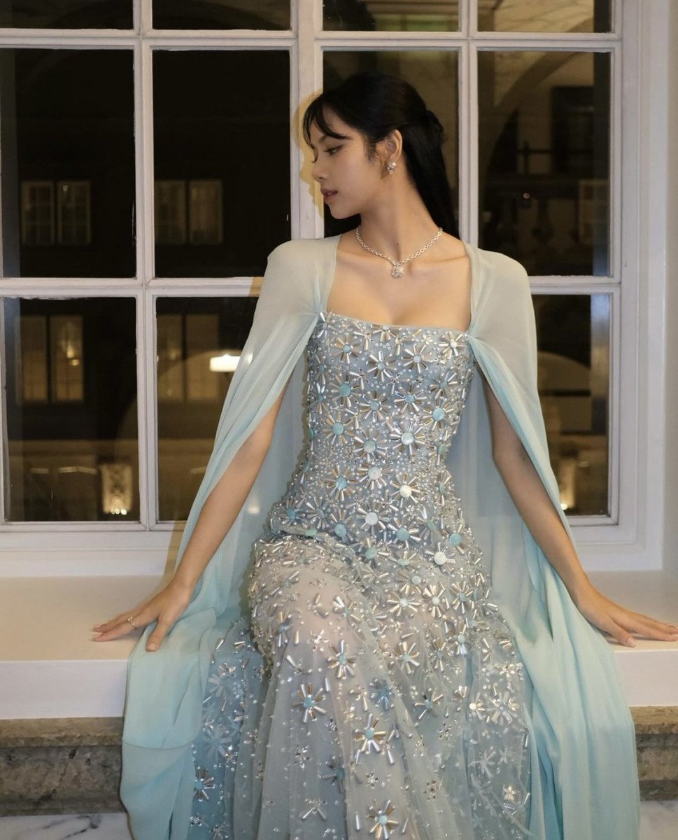 wekdramalovers_'s tweet photo. In a recent Instagram photo, Lisa from BLACKPINK dazzles with her exquisite dress at the South Korea-UK State Banquet.
#BLACKPINK #LISA #SKUK https://t.co/D8GLyQbnVX