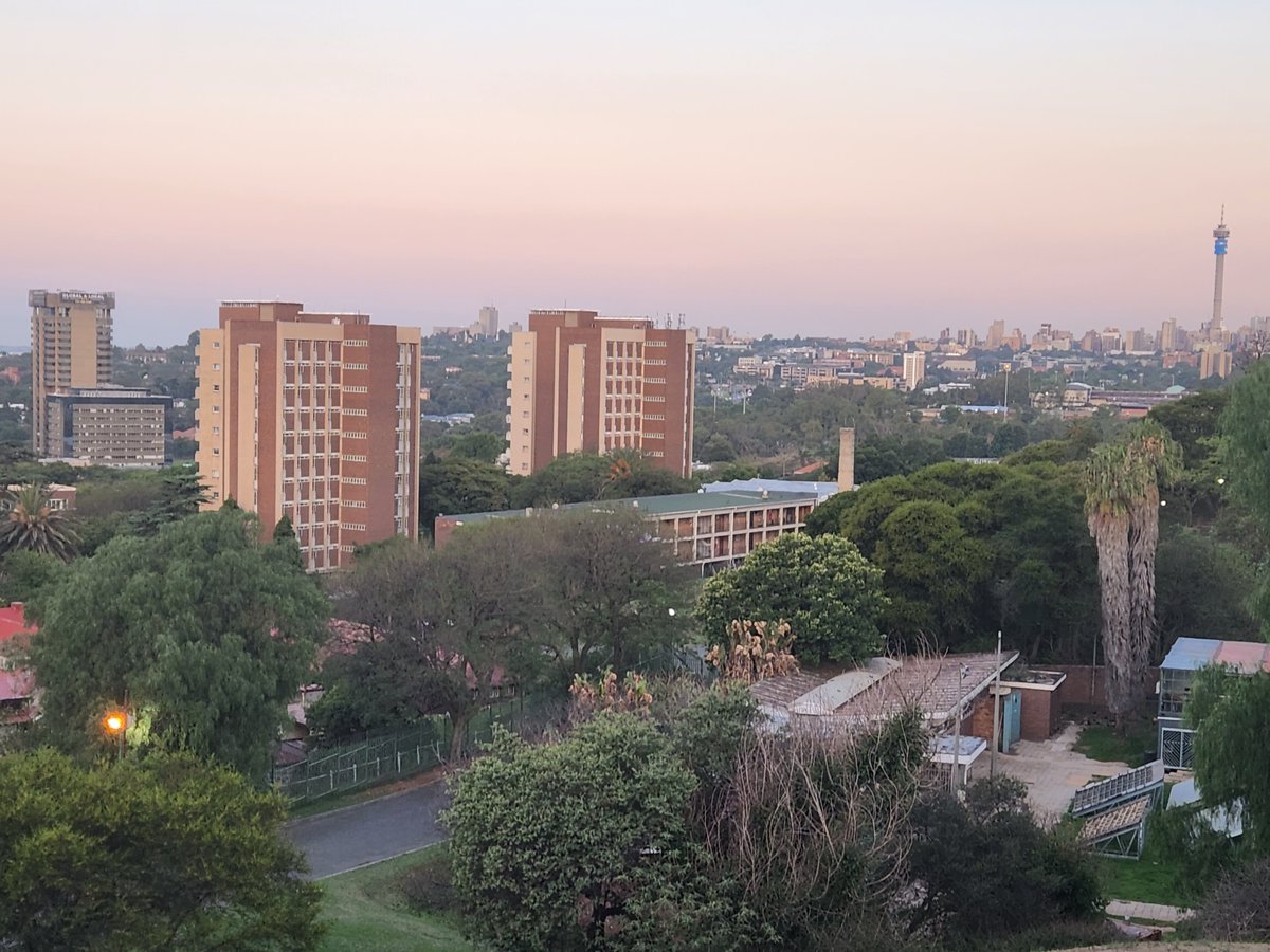 Ajwakbot's tweet photo. #Eveningrun
#UJAPB
#Jozi https://t.co/Gdw4D8Z8Va