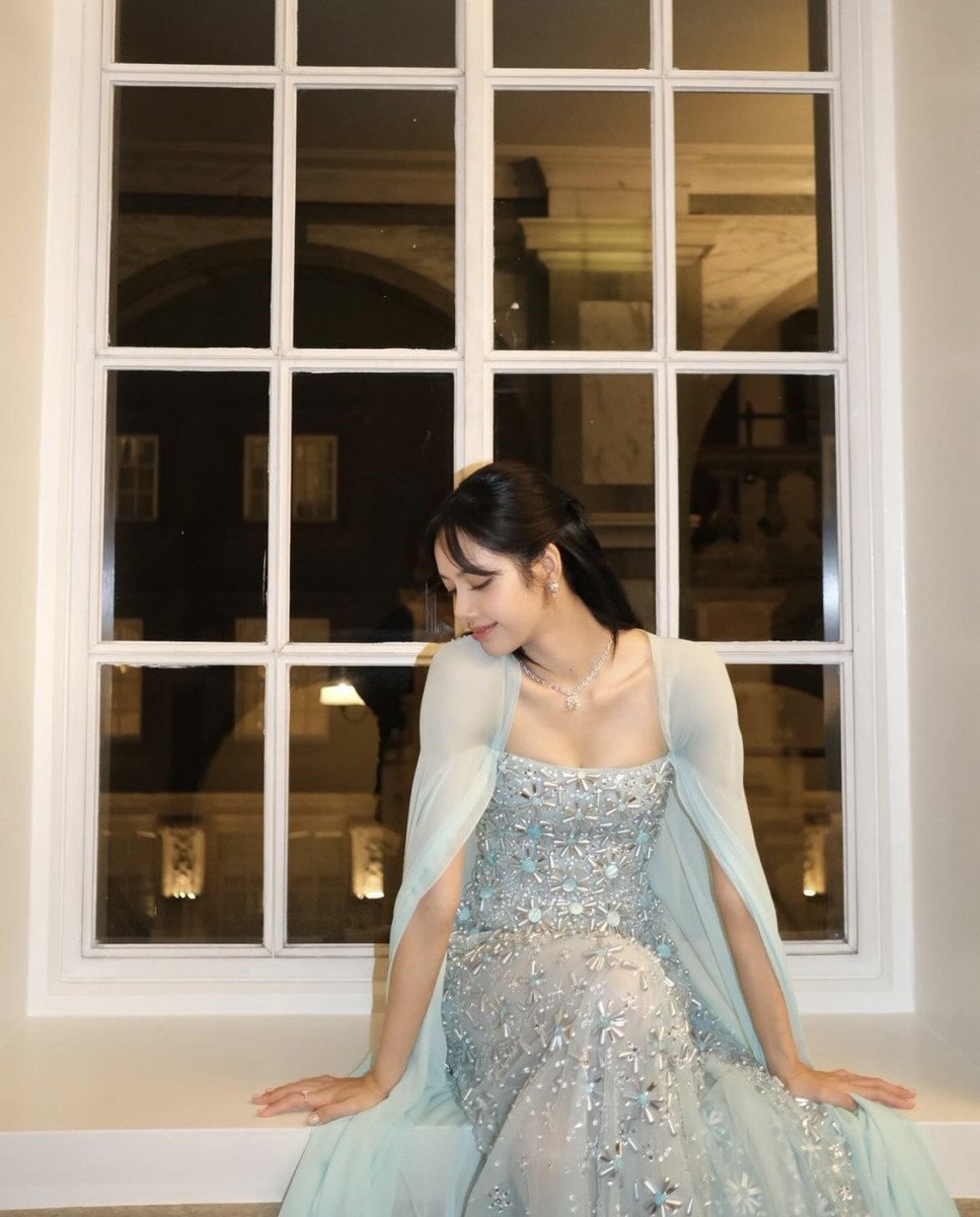 wekdramalovers_'s tweet photo. In a recent Instagram photo, Lisa from BLACKPINK dazzles with her exquisite dress at the South Korea-UK State Banquet.
#BLACKPINK #LISA #SKUK https://t.co/D8GLyQbnVX
