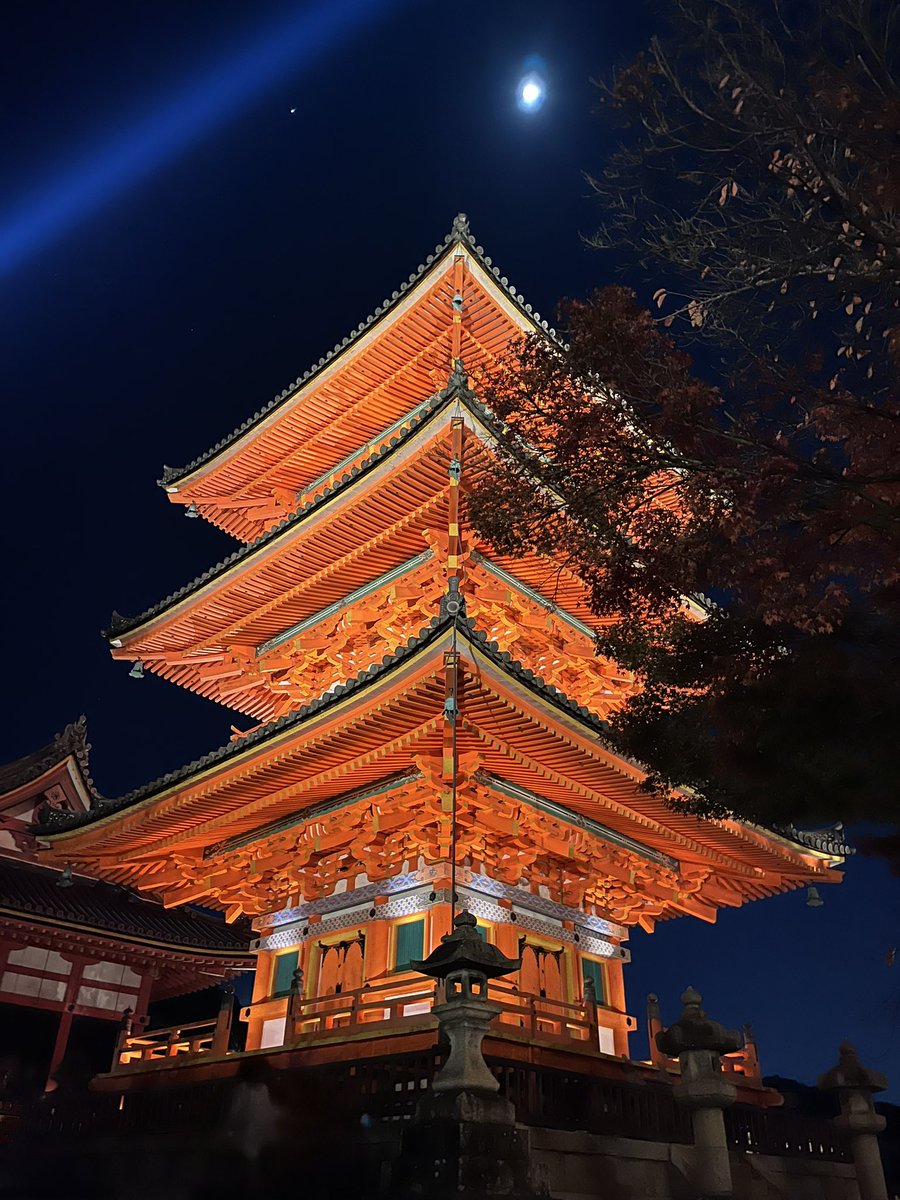NotADimeAgain's tweet photo. Visiting #KiyomizuTemple at night! Magical! #Kyoto #JapanAutumn2023 https://t.co/V4MdmmUoC0