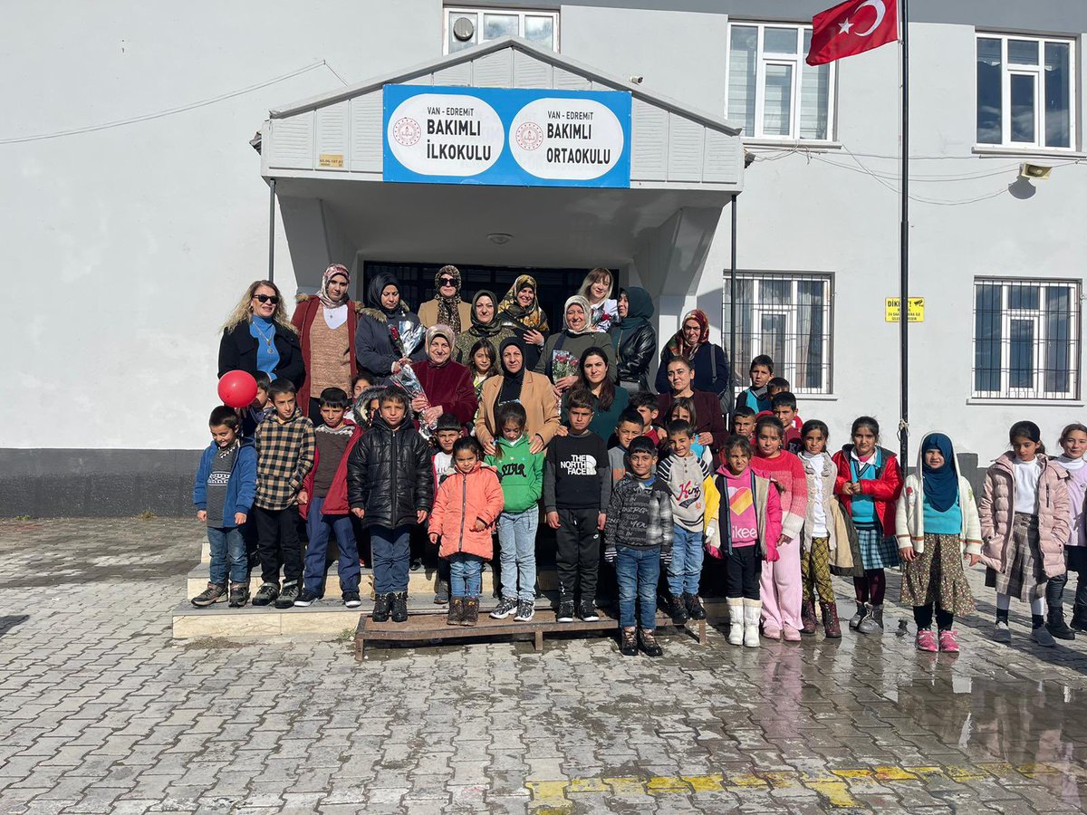 akkadinvann's tweet photo. 📍EDREMİT

Başkanımız @havvaduran65,Yönetim Kurulu Üyelerimiz ile; #ÖğretmenlerGünü münasebetiyle #BAKIMLI İlkokulunu ziyaret ederek, bu anlamlı günlerini kutladılar
Misafirperverliklerinden dolayı okul  Müdüremiz #NuranAYDIN’a teşekkür ederiz

#İyikiVarsınÖğretmenim

@aysekesir https://t.co/bFgRHZ9p1Q