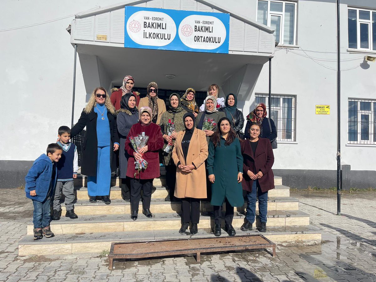 akkadinvann's tweet photo. 📍EDREMİT

Başkanımız @havvaduran65,Yönetim Kurulu Üyelerimiz ile; #ÖğretmenlerGünü münasebetiyle #BAKIMLI İlkokulunu ziyaret ederek, bu anlamlı günlerini kutladılar
Misafirperverliklerinden dolayı okul  Müdüremiz #NuranAYDIN’a teşekkür ederiz

#İyikiVarsınÖğretmenim

@aysekesir https://t.co/bFgRHZ9p1Q