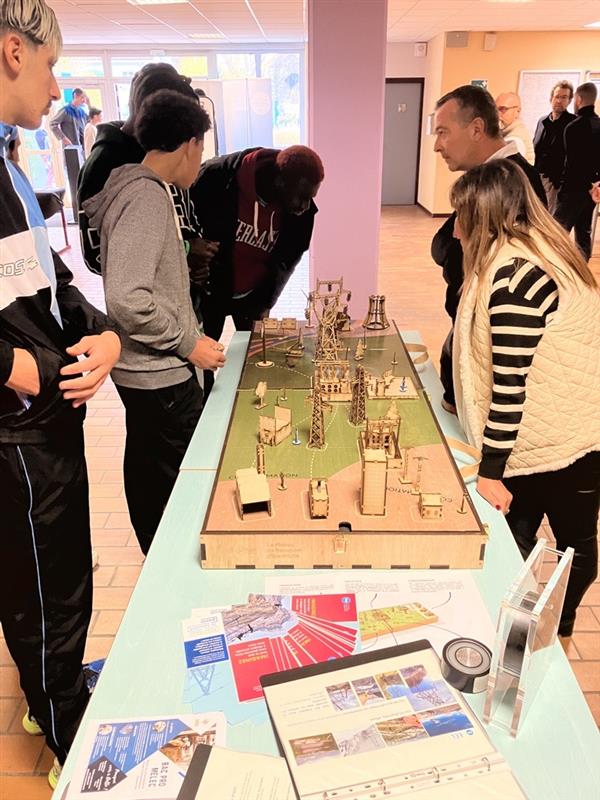 RTE_AuRA's tweet image. #endirect
🤝Première signature de convention de partenariat en Auvergne-Rhône-Alpes dans le cadre de l’école des réseaux pour la transition énergétique ⚡️
@HeleneInsel @acgrenoble @enedis_alpes @rte_france
@CiteosOfficial #Serpollet #MasterGrid s’unissent !
➡️ Pour accompagner…