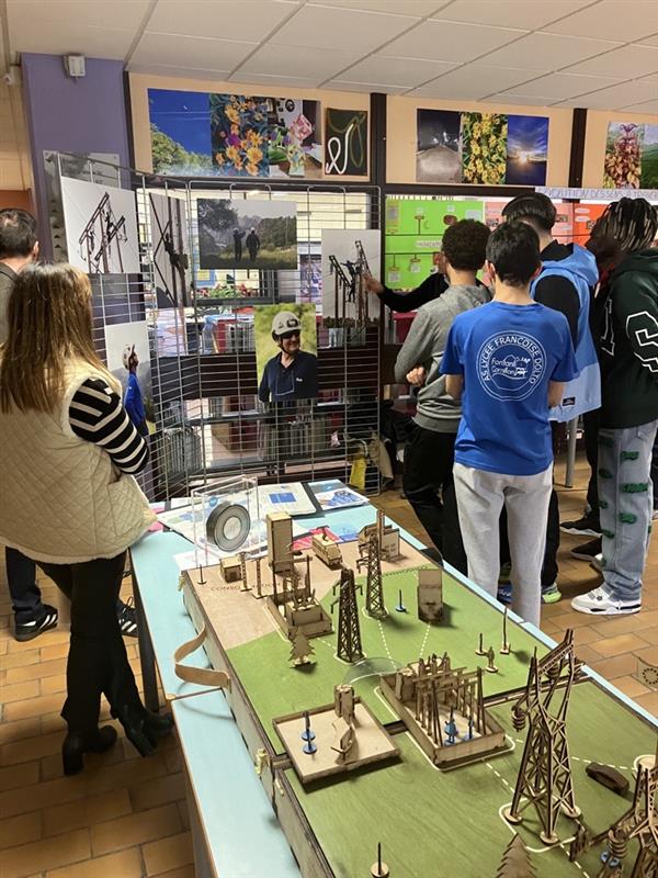 RTE_AuRA's tweet image. #endirect
🤝Première signature de convention de partenariat en Auvergne-Rhône-Alpes dans le cadre de l’école des réseaux pour la transition énergétique ⚡️
@HeleneInsel @acgrenoble @enedis_alpes @rte_france
@CiteosOfficial #Serpollet #MasterGrid s’unissent !
➡️ Pour accompagner…