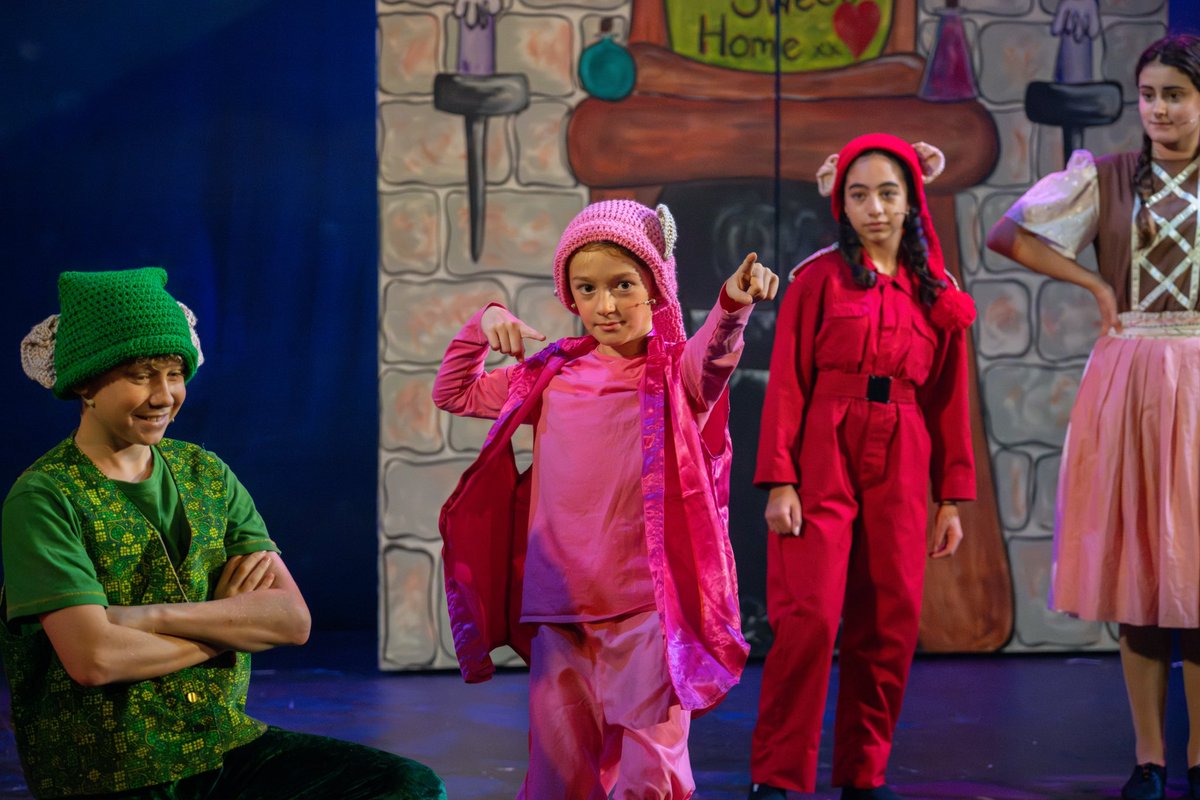 School’s out and Gang Show weekend is here!! 

We always ❤️ a Friday show, and we’re looking forward to welcoming another packed house tonight. #SnowWhite, the Super Seven and the rest of the Gang are ready to rock the stage once again! 🍏