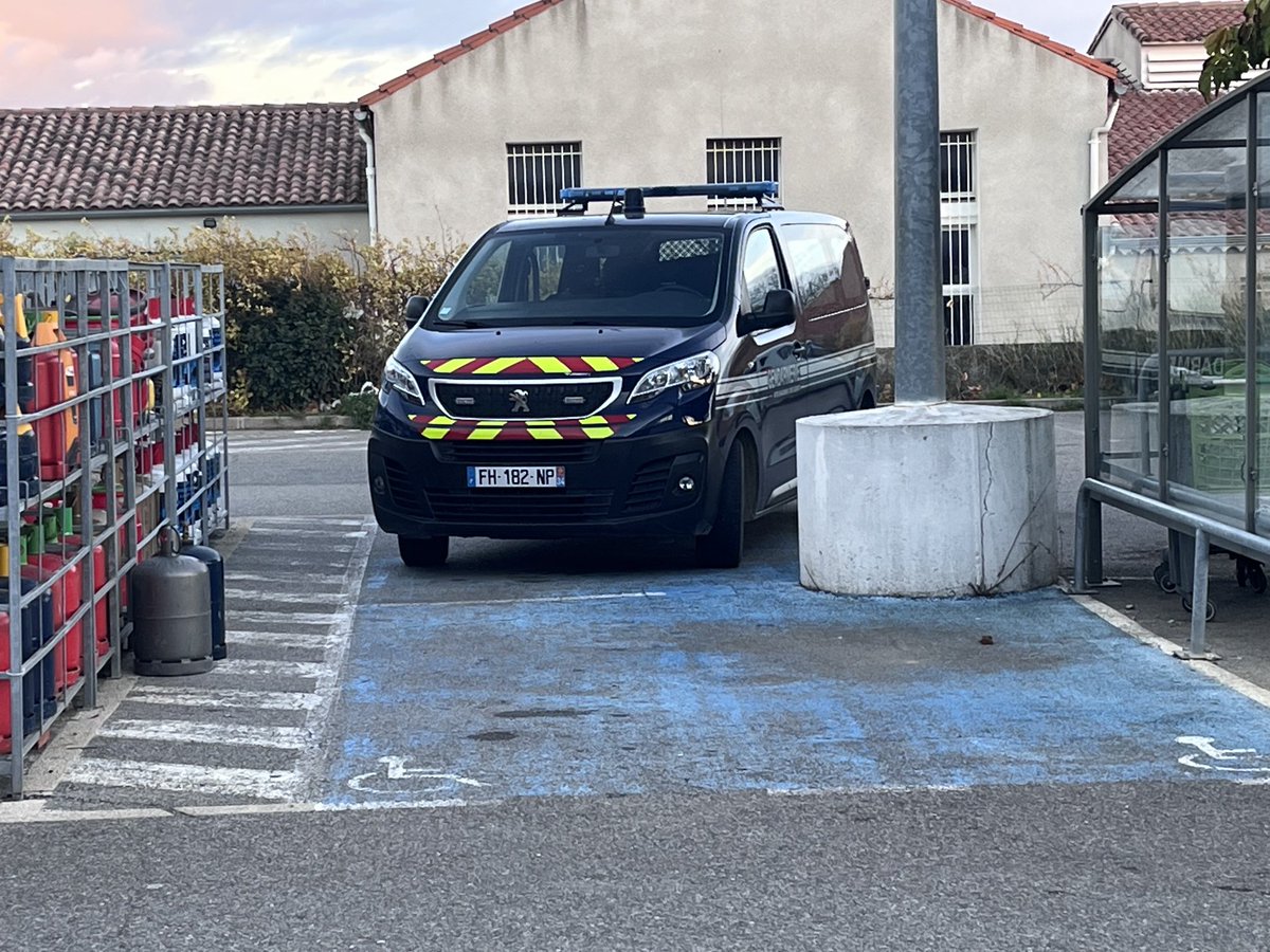 motaandre1962's tweet photo. Le parking est vide et pourtant…. https://t.co/rEO5RC3ySu
