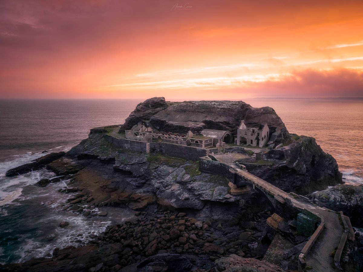 --- The evening light ---
Ce soir là, la lumière est venue percer les nuages pour réchauffer l'atmosphère lugubre du fort des Capucins. 
Instagram: instagram.com/alexandrecrois…

#bretagne #finistere #redsky #smartphonephotography #clouds #light #sunsets #landscapes #sunset_pics