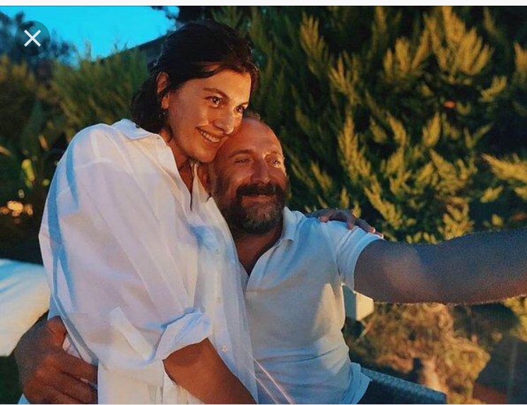 yesimgltekin1's tweet photo. Sinem Kobal aldatılmış diye duyunca aşka inancım yerle bir olacaktı ki neyse 2 şahane çiftim daha var bu inancımı yaşatacak olan 😍😍diyerek kendimi teselli ettim ❤️ https://t.co/n6KwOCQugr