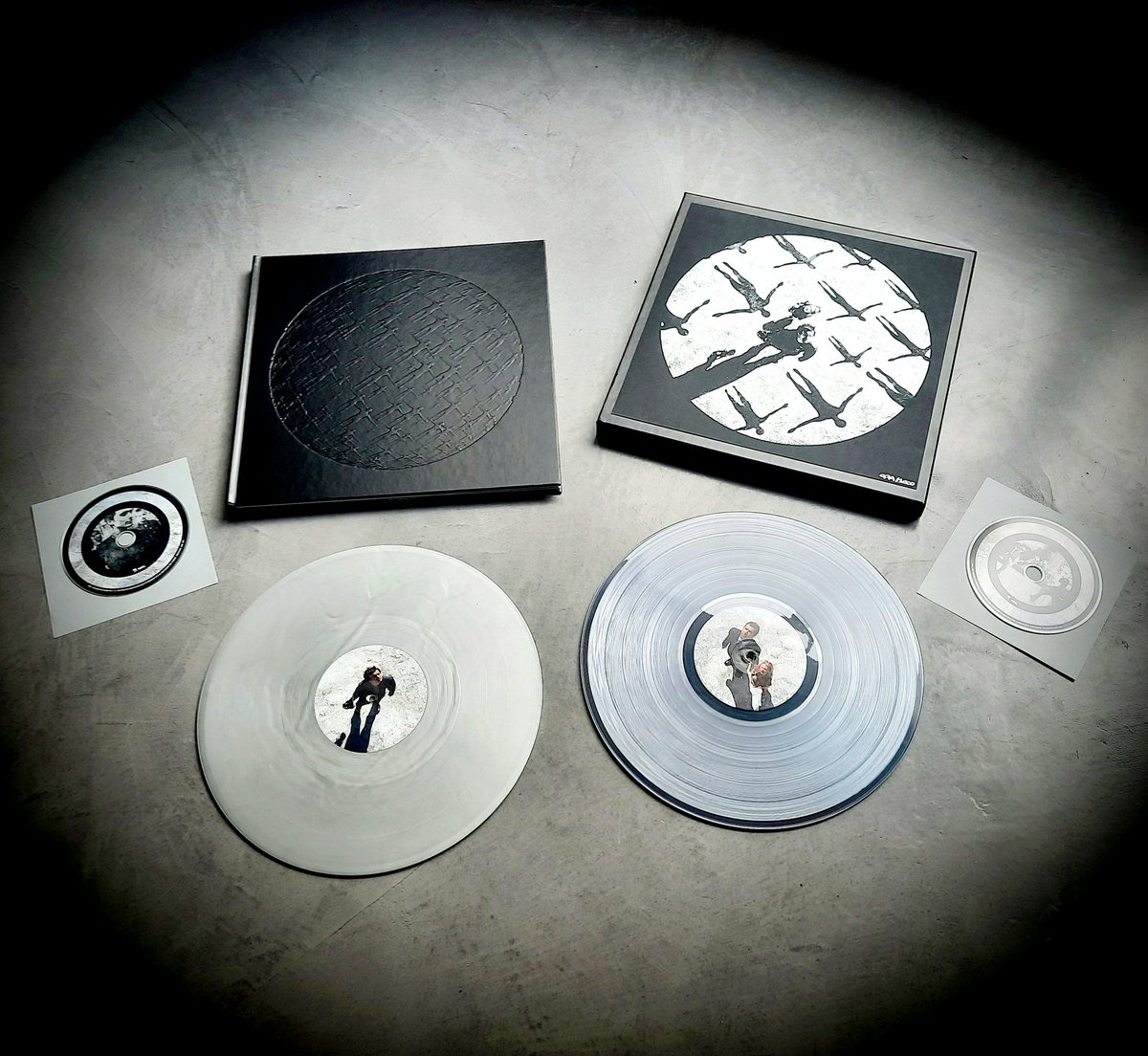 UpInTheSky1000's tweet photo. The beauty of that boxset !
Happy XX anniversary Absolution!
So happy I managed to get one of these stunning lumited numbered prints too. Number 979/1000: that was close. 😅
#muse #AbsolutionXX https://t.co/W7EBm1UO5S