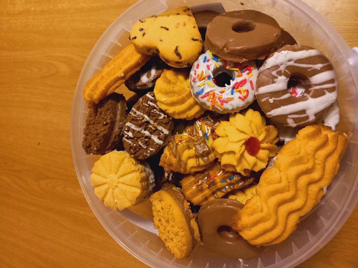 NonkieSiphiwe's tweet photo. Assorted biscuits available in 5 and 10L 😋😋😋. Based in Midrand, kindly refer to my pinned post for price list and contacts ♥️♥️♥️🍪🍪🍪🍪 https://t.co/5OeykwUjIy
