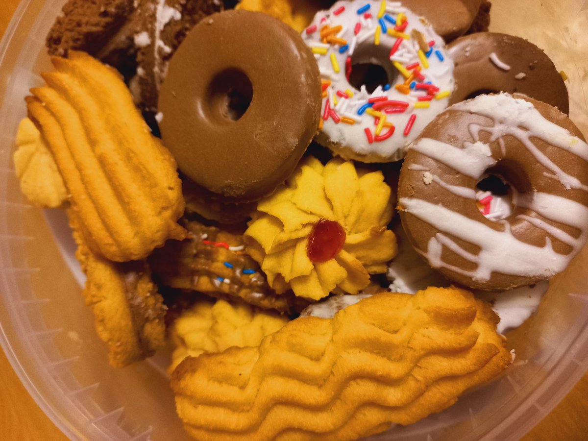 NonkieSiphiwe's tweet photo. Assorted biscuits available in 5 and 10L 😋😋😋. Based in Midrand, kindly refer to my pinned post for price list and contacts ♥️♥️♥️🍪🍪🍪🍪 https://t.co/5OeykwUjIy