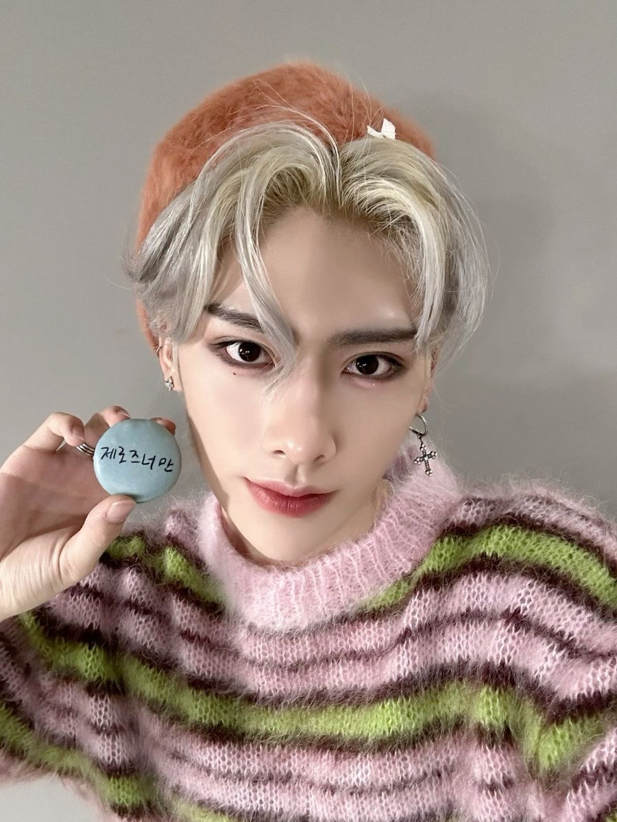 lovezoneoff's tweet photo. [#ESK]

luvvies! i hope you haven’t missed me too much… 
i’ve missed you all though 💗💗💗
wait a little longer, it’ll be worth it 😚 https://t.co/XXfQaAR0Ts