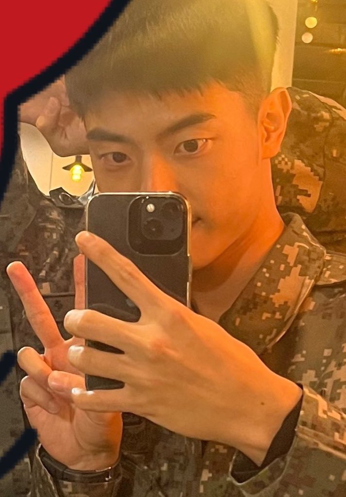 1WE817's tweet photo. “Just an amateur who wants to be a pro”

some weve asked him about that iPhone 13 pro max case on a simple iPhone 13 so his answer is so intelligent 😂💜

#ONEWE #KANGHYUN #강현 https://t.co/1ebfMxfclA
