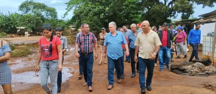 GabrielaAlmena's tweet photo. Visita Alejandro Gil Fernández, Ministro de Economía y Planificación, comunidad afectada por intensas lluvias en #Moa
#MoaPrimeraPorElTrabajo 
#Holguín65AñosDeVictoria https://t.co/CAO58w0teV