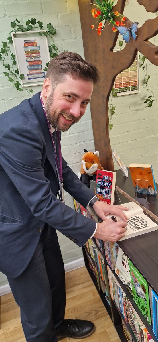 abcbookclubuk's tweet photo. Amazing day at Cardwell Primary launching their new library.
Thanks to @cakesthebrain for ribbon cutting and book signing, @ElthamCollegeUK for the brilliant book drive and @lovereadingkids for the new books and @Ginkgofinancial for coming!

#acornbookclub https://t.co/PYEEtdiIVh