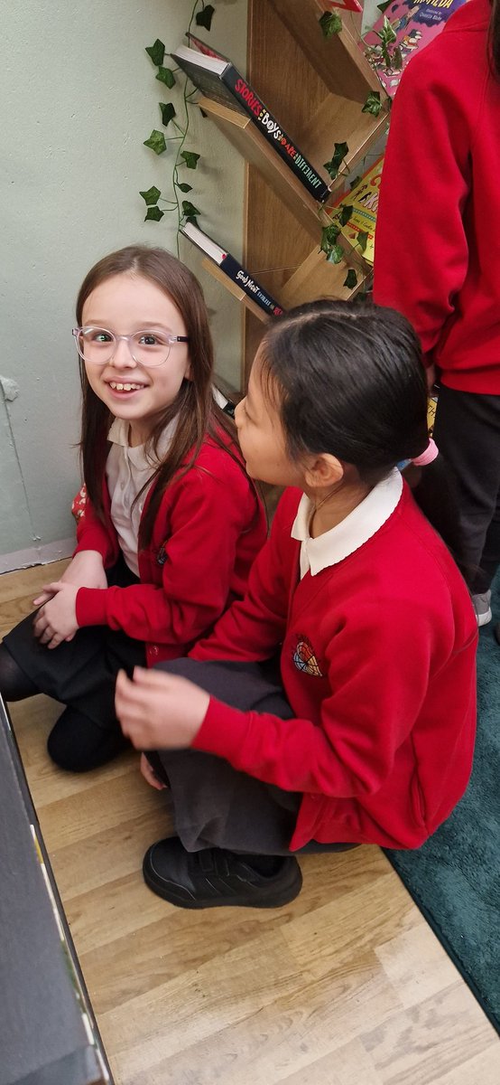 abcbookclubuk's tweet photo. Amazing day at Cardwell Primary launching their new library.
Thanks to @cakesthebrain for ribbon cutting and book signing, @ElthamCollegeUK for the brilliant book drive and @lovereadingkids for the new books and @Ginkgofinancial for coming!

#acornbookclub https://t.co/PYEEtdiIVh