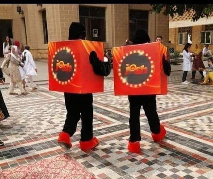 asadmaliklive's tweet photo. یہ ڈاؤ میڈیکل کالج کراچی ہے !
اور یہاں کالج میں کانڈمز بنانے والی ایک کمپنی نے سٹال لگایا ہے اور کانڈمز کے کاسٹیوم پہن کر کنڈوم کی تشہیر  ہو رہی ہے اور مبینہ طور پر سٹال سے مفت میں طلبہ و طالبات میں کانڈمز بھی تقسیم ہو رہے ہیں۔ اس پورے ایونٹ کو اٹینڈ کرنا انتظامیہ نے طلبہ پر لازمی قرار دیا ہے۔ 
غیر شادی شدہ طلبہ و طالبات کی اکثریت ان کانڈمز کا کیا کرے گی یا تعلیمی اداروں میں اس مہم کا مقصد کیا ہے، یہ تاحال کسی کو سمجھ میں نہیں آ سکا۔ 
اور یہ اسلامی جمہوریہ پاکستان کا حال ہے۔ 
یہاں درسگاہیں فحاشی کے مراکز بنائے جا رہے ہیں اور انتظامیہ اس میں اپنا گھناؤنا کردار بھی بڑی خوبی سے ادا کر رہی ہے۔ 
اللہ تعالٰی والدین کو بھی  آگاہی دے اور انتظامیہ کو بھی ہدایت عطاء فرمائے۔