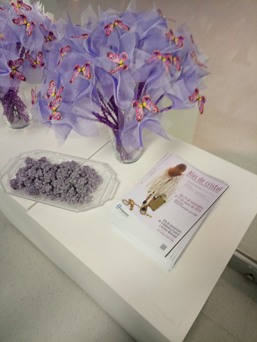 Menecmos's tweet photo. Apoyando a nuestra compañera #mariajesusperales y nuestro compañero #victorescuin @Veb141  en la inauguración de su expo. "Alas de cristal". Tan dura como necesaria. Ni una más. No estás sola. #016 @culturaleganes 
Biblioteca Ctral y Arch municipal. Avd Reina Sofía 4 Leganes https://t.co/pCrdA1Mku7