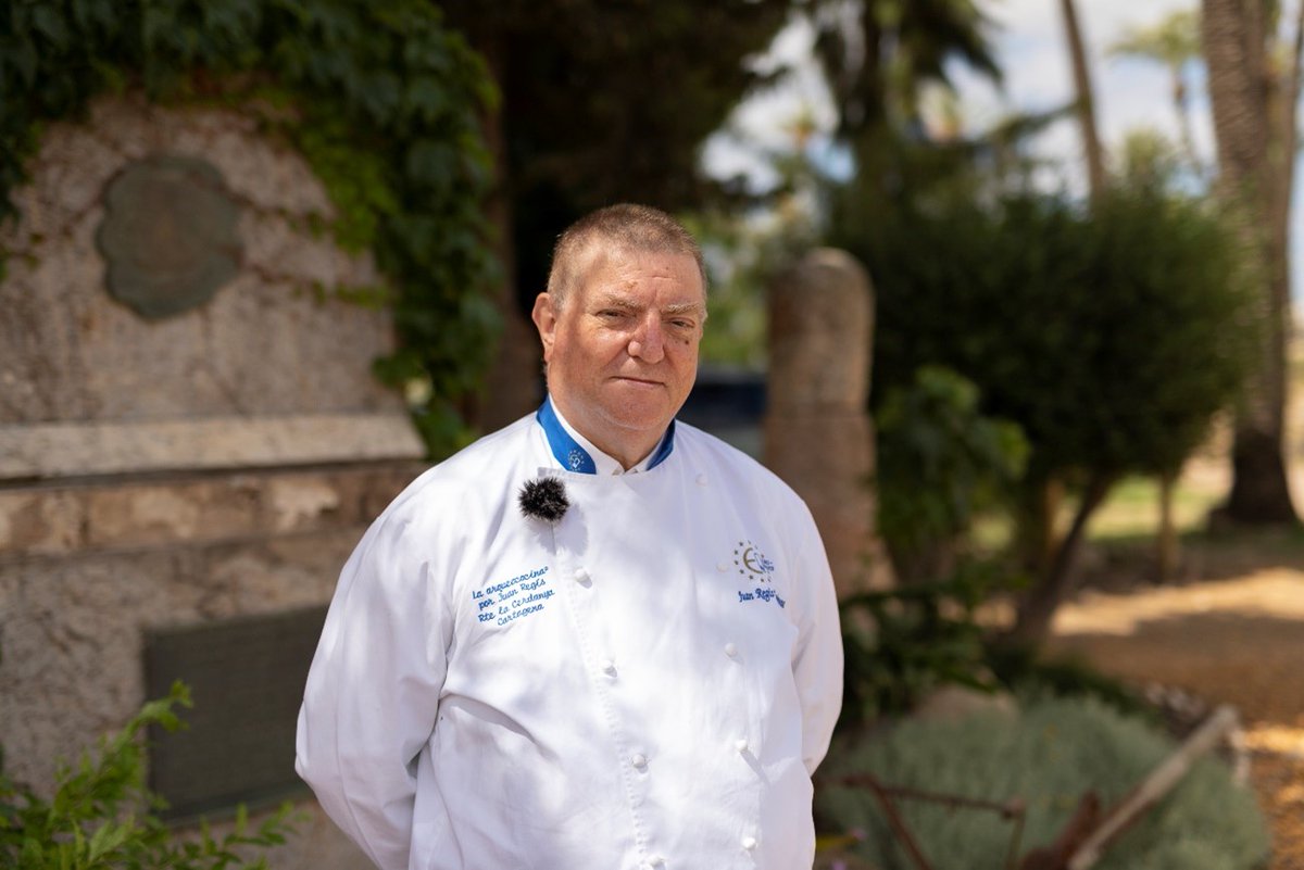 Juan Reigs Espinosa es un cocinero de la Región de Murcia, que colabora con nuestra raza. Es propietario del Restaurante Cerdanya (Cartagena) desde el año 2001, que cuenta con diversos galardones que premian su cocina. 

#RazaAutóctona #GallinaMurciana #SabiasQue