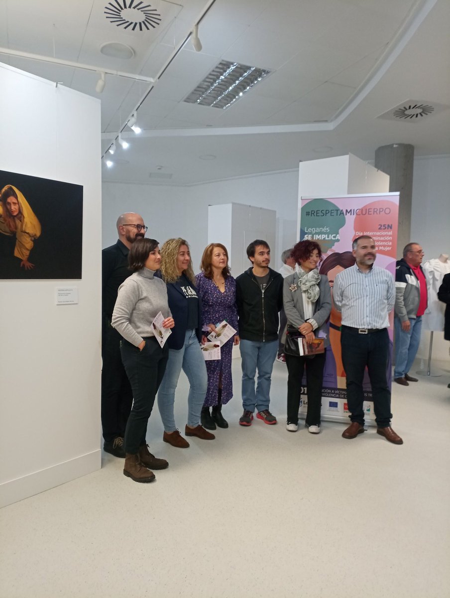 Menecmos's tweet photo. Apoyando a nuestra compañera #mariajesusperales y nuestro compañero #victorescuin @Veb141  en la inauguración de su expo. "Alas de cristal". Tan dura como necesaria. Ni una más. No estás sola. #016 @culturaleganes 
Biblioteca Ctral y Arch municipal. Avd Reina Sofía 4 Leganes https://t.co/pCrdA1Mku7