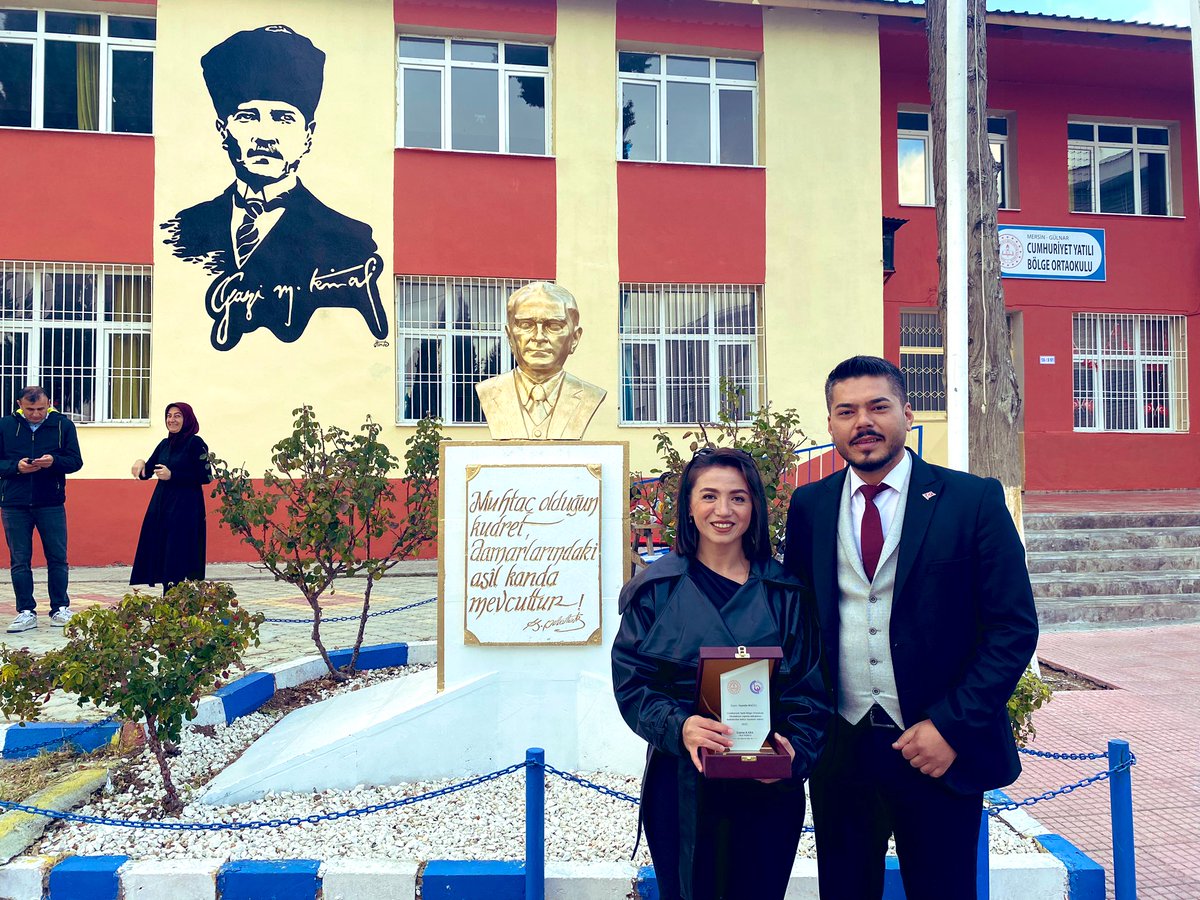 CumhuriyetYbo's tweet photo. Okulumuza katkılarından dolayı Hamide BAĞCI öğretmenimize teşekkür eder öğretmenler gününü kutlarız.🫶🧿🌺#iyikimersindeöğretmenim #bizbüyükbiraileyiz #24kasimogretmenlergunu @baygun53 @fazilet_durmus @FatihBurgut @h_kadim33 @MikailEREN33 @AhmetMetinTURH1 @slhttnkyz33 @GulnarMEM https://t.co/dTxP6C3I1R