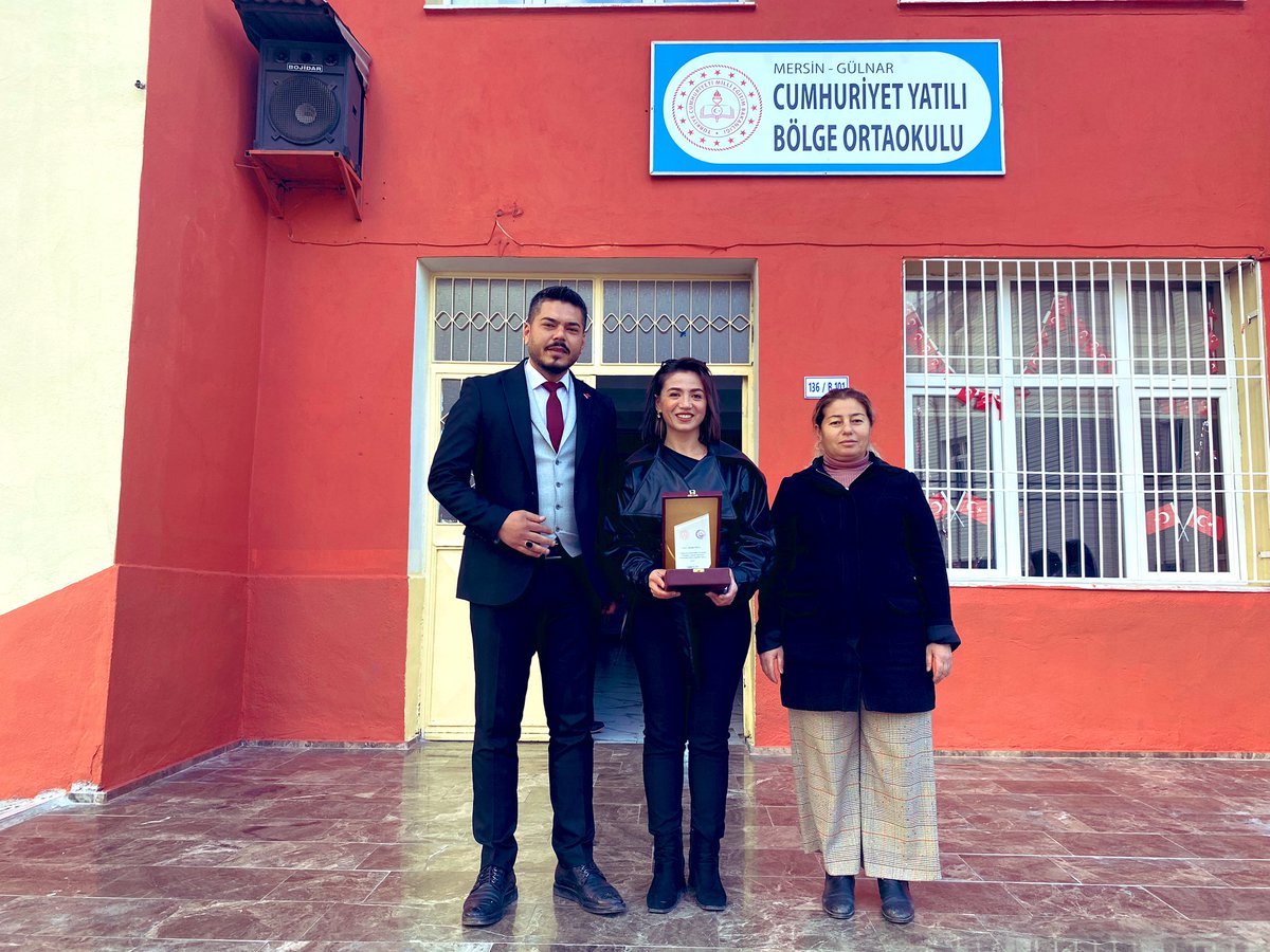CumhuriyetYbo's tweet photo. Okulumuza katkılarından dolayı Hamide BAĞCI öğretmenimize teşekkür eder öğretmenler gününü kutlarız.🫶🧿🌺#iyikimersindeöğretmenim #bizbüyükbiraileyiz #24kasimogretmenlergunu @baygun53 @fazilet_durmus @FatihBurgut @h_kadim33 @MikailEREN33 @AhmetMetinTURH1 @slhttnkyz33 @GulnarMEM https://t.co/dTxP6C3I1R