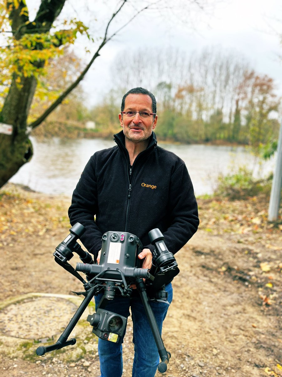 Sébastien Audra (@sebaudra) on Twitter photo Pierre J., technicien d’intervention d’<a href="/OrangeOccitanie/">Orange Occitanie</a>, basé à Albi.
Spécialité : pilote de drone depuis 2018.
Mission du jour : faire traverser un câble de fibres optiques au dessus de la Dordogne, à Creysse dans le Lot.
Mission accomplie : 260 clients rétablis ! 👏👍 Pierre J., technicien d’intervention d’<a href="/OrangeOccitanie/">Orange Occitanie</a>, basé à Albi.
Spécialité : pilote de drone depuis 2018.
Mission du jour : faire traverser un câble de fibres optiques au dessus de la Dordogne, à Creysse dans le Lot.
Mission accomplie : 260 clients rétablis ! 👏👍