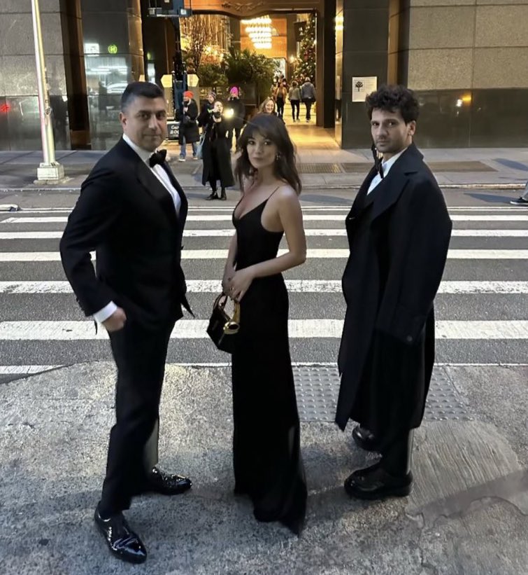 Şaka maka ilk defa sitenin en boş çarları bile pınarın ne elbisesine ne saçına ne makyajına laf edebildi bu look öyle bi look