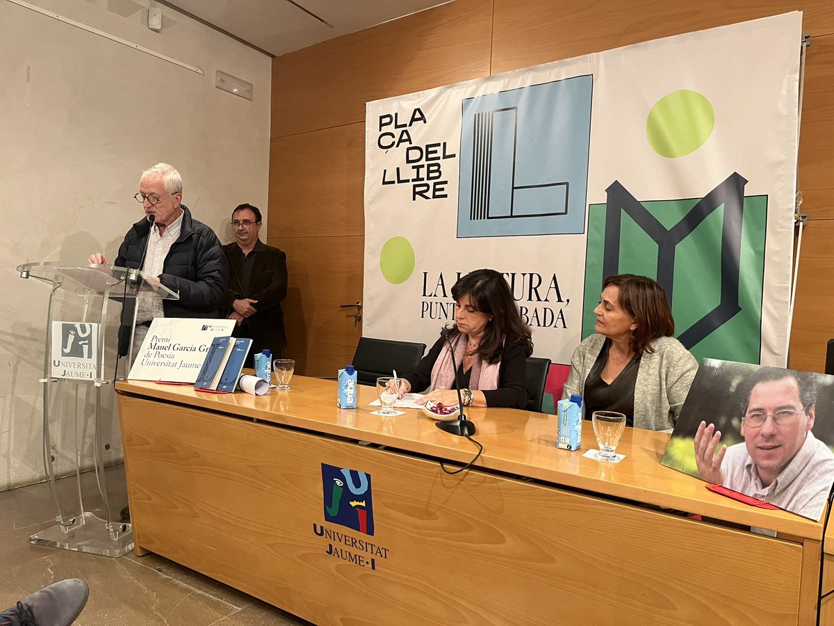 Anna Gascon (@amoraescena) on Twitter photo “Una llengua es defensa quan es considera un tresor, i es cuida i es respecta” diu Jesús Figuerola a la inauguració de la <a href="/placadelllibre/">Plaça del Llibre</a> a Castelló #aramateix. No puc estar més emocionada i orgullosa. “Una llengua es defensa quan es considera un tresor, i es cuida i es respecta” diu Jesús Figuerola a la inauguració de la <a href="/placadelllibre/">Plaça del Llibre</a> a Castelló #aramateix. No puc estar més emocionada i orgullosa.