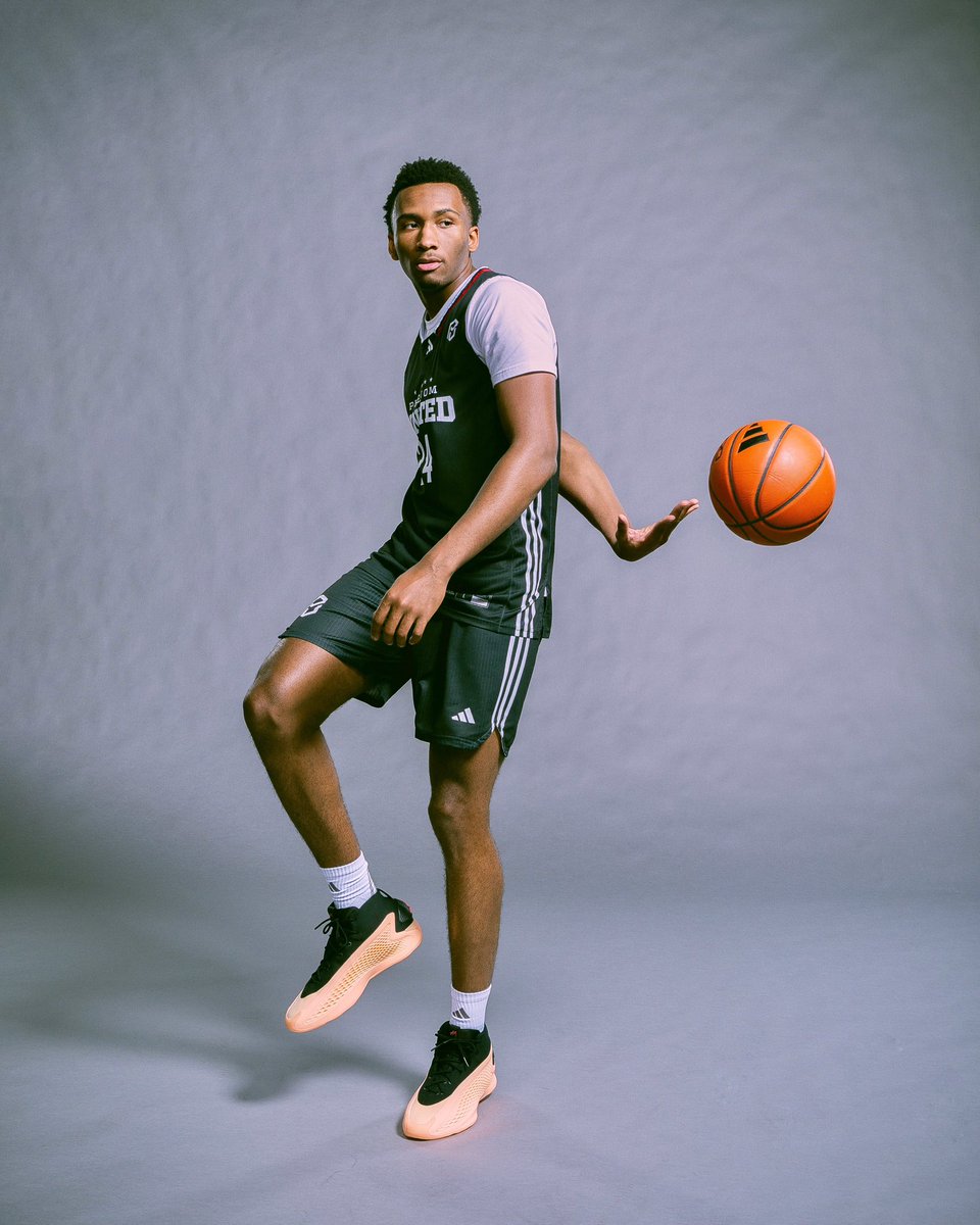 NickDePaula's tweet photo. BREAKING: Adidas has landed their 1st High School NIL athlete, signing top class of 2025 star prospect Darryn Peterson to a multi-year NIL shoe deal. 📄✍️

@adidasHoops 🤝 @PetersonDarryn https://t.co/KTJokzdetx