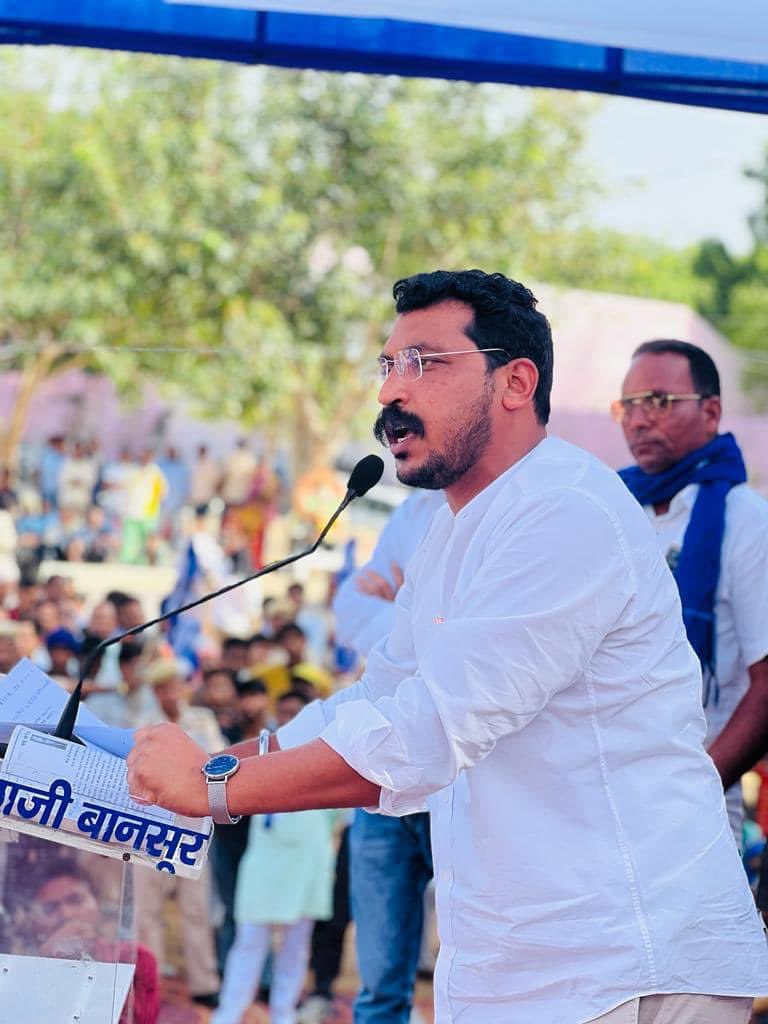 SanjeetJatavASP's tweet photo. चिंता न करें सुबह उठते ही एक बार राजस्थान में दलितों आदिवासियों के साथ हुए जुल्मो की डायरी जरुर पढ़ लेना फिर वोट करने जाना।
और यह भी ख्याल रखना कि जब दलितों आदिवासियों पर जुल्म हो रहा था तब चंद्र शेखर आज़ाद जी दलितों आदिवासियों की लड़ाई लड़ रहे थे।
#VoteForKetali https://t.co/oz4OmBOq7I