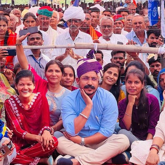 SanjeetJatavASP's tweet photo. चिंता न करें सुबह उठते ही एक बार राजस्थान में दलितों आदिवासियों के साथ हुए जुल्मो की डायरी जरुर पढ़ लेना फिर वोट करने जाना।
और यह भी ख्याल रखना कि जब दलितों आदिवासियों पर जुल्म हो रहा था तब चंद्र शेखर आज़ाद जी दलितों आदिवासियों की लड़ाई लड़ रहे थे।
#VoteForKetali https://t.co/oz4OmBOq7I