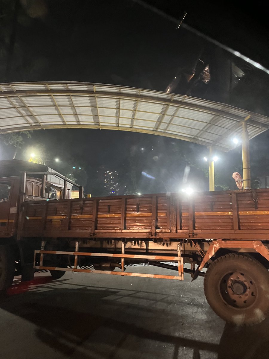 ManishPachouly's tweet photo. ⁦@anandmahindra⁩ see how your trucks are blocking the Akurli Road in Kandivali. The security at Yellow Gate could have asked the trucks to move a little inside the gate. But it’s not done despite so much space the factory has ⁦@MTPHereToHelp⁩ ⁦@WeAllConnectwAc⁩ https://t.co/fnRxB144SH