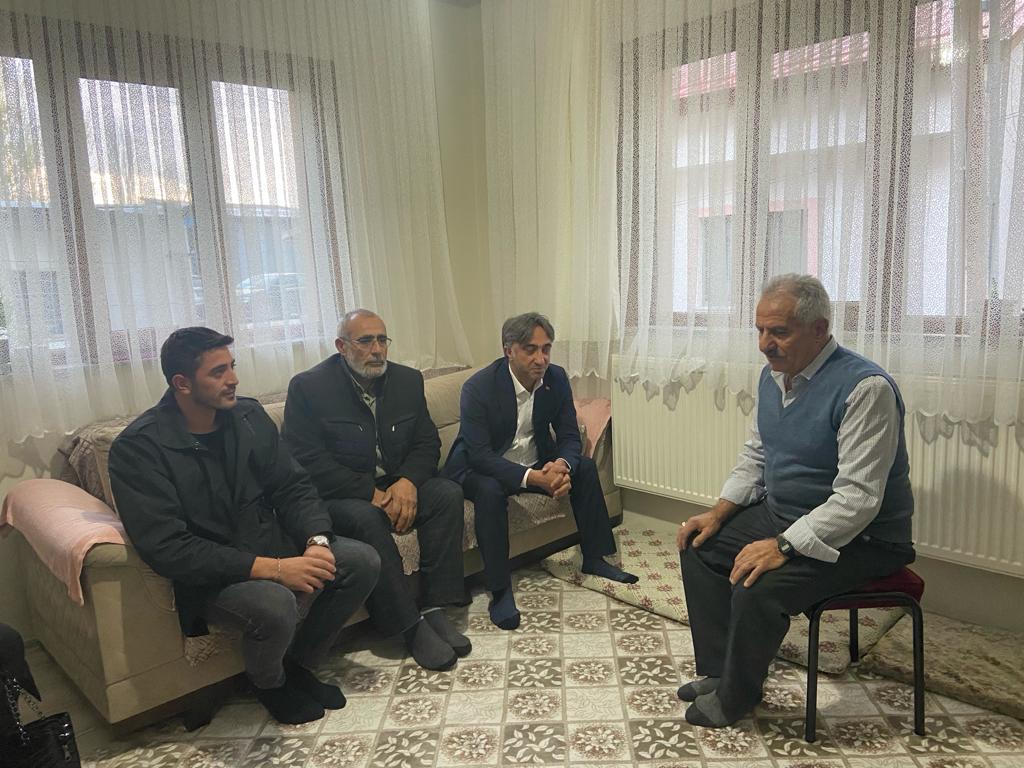 AK Parti Zara İlçe Başkanımız Ahmet Okur, teşkilat mensuplarımız birlikteliğinde 24 Kasım Öğretmenler Günü münasebetiyle öğretmenlerimizi ziyaret ederek, tebriklerini iletti. <a href="/RTErdogan/">Recep Tayyip Erdoğan</a>