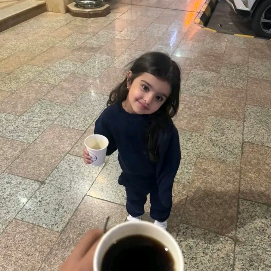 فِي بَحرِ عَيْنَيكِ هامَت كُلُّ أشوَاقِي
يَا آيَـةَ الحُسْنِ هَل تَنوِينَ إغـرَاقِي؟

مَا كُنتُ أؤمِنُ بالعُيُـونِ وفِعلِهَـا
حتَّىٰ دَهَتنِي فِي الهَـوَىٰ عَيْنَاكِ!