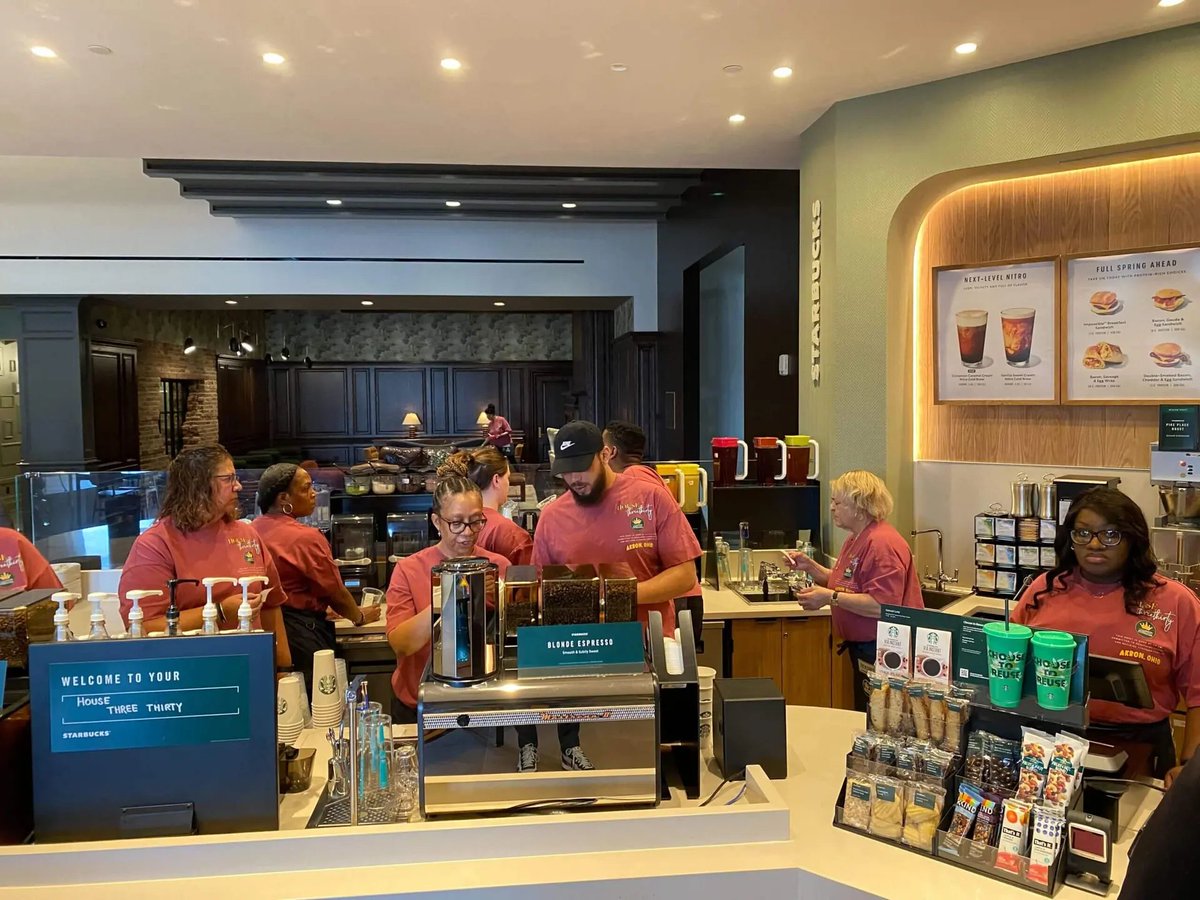 RitmoNba's tweet photo. LeBron James creó un Starbucks único en el mundo, que está dando mucho más que café.

¿Cómo es este innovador modelo de negocios? Te lo contamos en este hilo 🧵 https://t.co/Ifv0kjRlgq