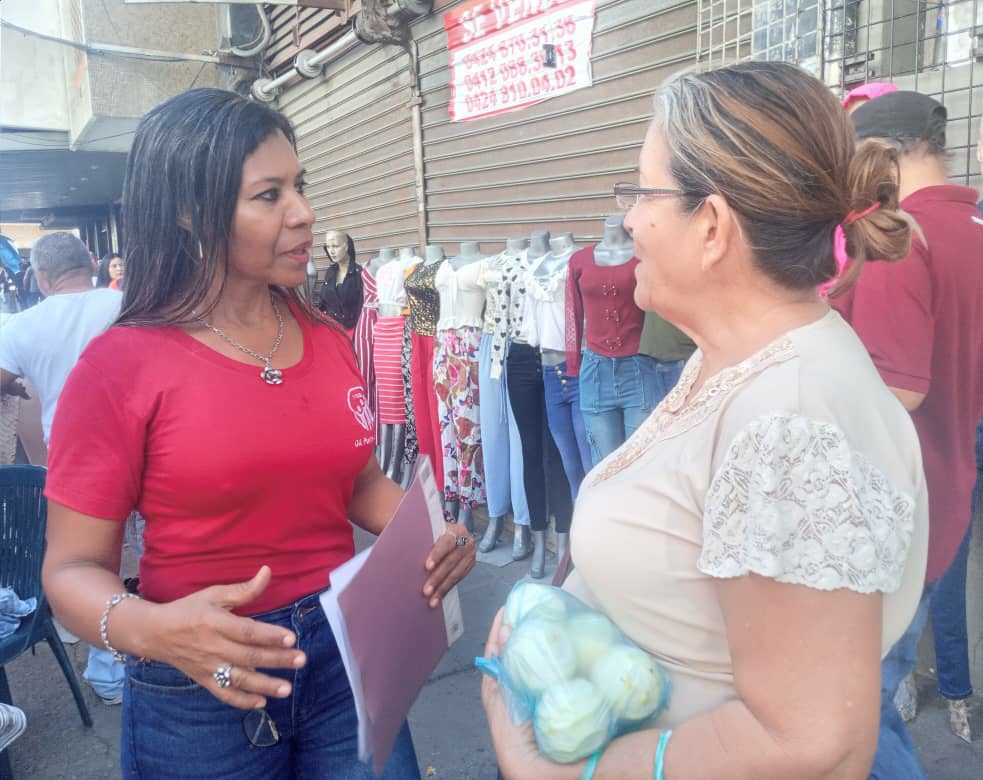 OAPLCIVSS's tweet photo. #24Nov | 🇻🇪 El IVSS siempre cerca y dispuesto a atender a los adultos mayores, visitamos sectores para brindarles asesoría sobre tramites. #OAIvss #ElEsequiboEstáDeNuestroLado @MagaGutierrezV @NicolasMaduro @Somosivss https://t.co/Hiz9DbIkuR