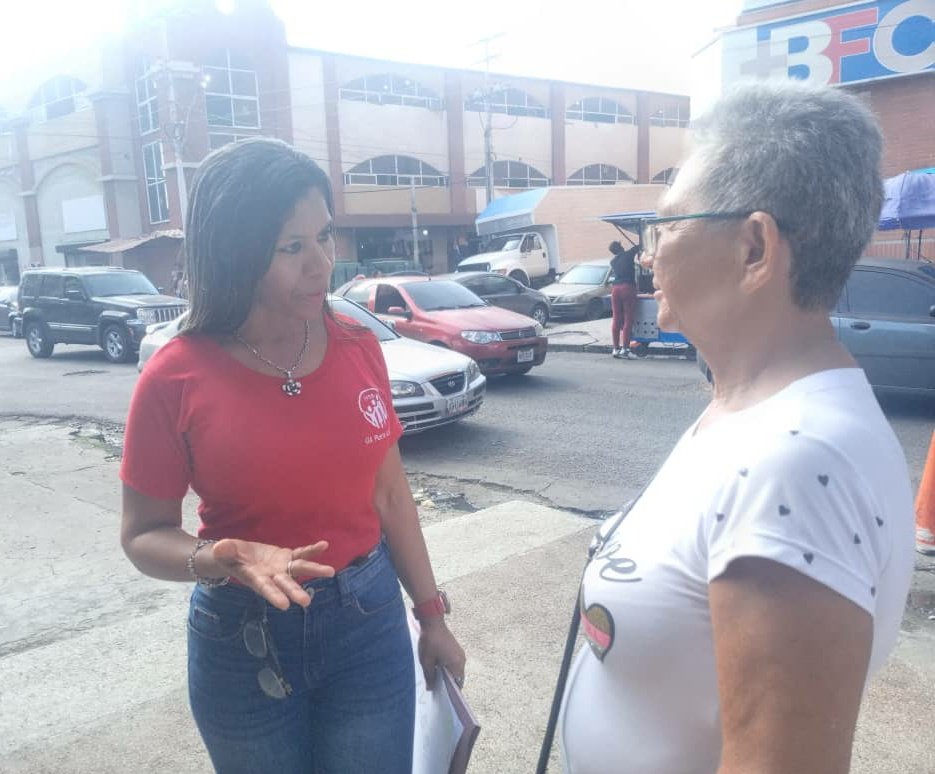 OAPLCIVSS's tweet photo. #24Nov | 🇻🇪 El IVSS siempre cerca y dispuesto a atender a los adultos mayores, visitamos sectores para brindarles asesoría sobre tramites. #OAIvss #ElEsequiboEstáDeNuestroLado @MagaGutierrezV @NicolasMaduro @Somosivss https://t.co/Hiz9DbIkuR