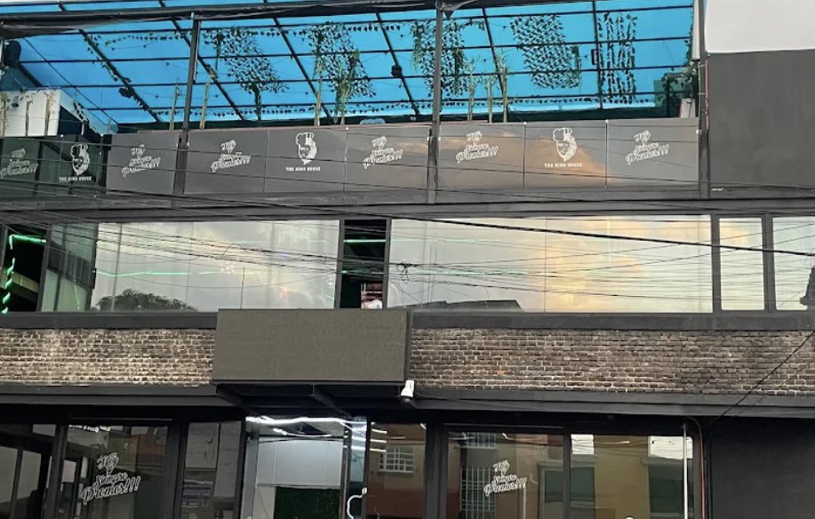 Con 12 años de servicio al público THE KING HOUSE TERRAZA presentó  su nuevo concepto Salon principal, VIP lounge y terraza, con show artístico y diversas promociones. 
#Mixólogo #Hamburguesas  #Ambiente #Bar
<a href="/TVMundo_Digital/">TV MUNDO DIGITAL</a> <a href="/unomasunomx/">unomasuno MX</a> @<a href="/rasainforma/">Rasainforma</a>