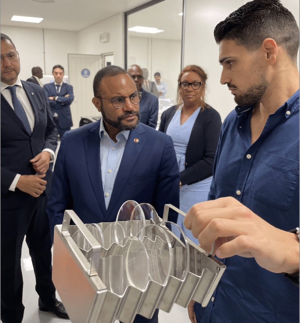 Ontem tive o prazer de efectuar uma visita ao Pólo Industrial de Viana, concretamente a OFTALMED (Fábrica de lentes oftálmicas) que deverá ser inaugurada nos próximos dias.