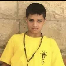 Bu twit dizisini okuyun ve paylaşın lütfen:👇

Parmaklıklar ardında unutulmuş kahraman: Ahmed Manasrah.

Ahmed, 2002 yılında işgal altındaki Kudüs şehrinde doğan, Filistinli bir çocuk .

Ahmed her çocuk gibi okula gitmeyi, futbol oynamayı veailesiyle vakit geçirmeyi seviyordu